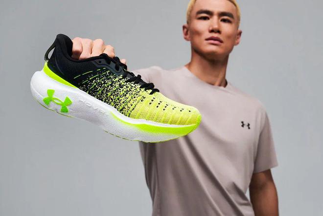「厚底跑鞋」登场！看着就爽！千亿球友会appUA 新一代(图2)