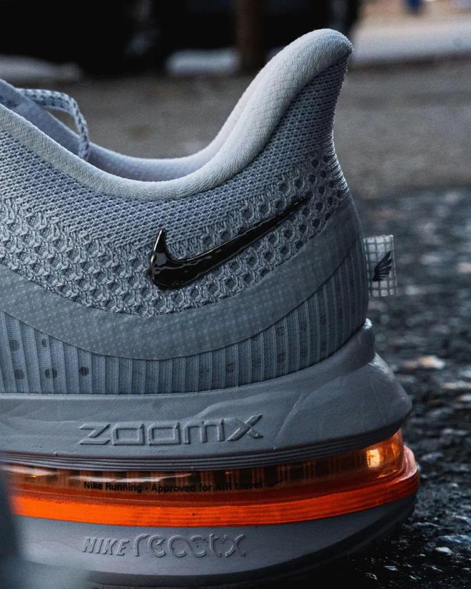 双Nike跑鞋把能给的都给足了千赢国际首页入口配置诱人！这(图7)