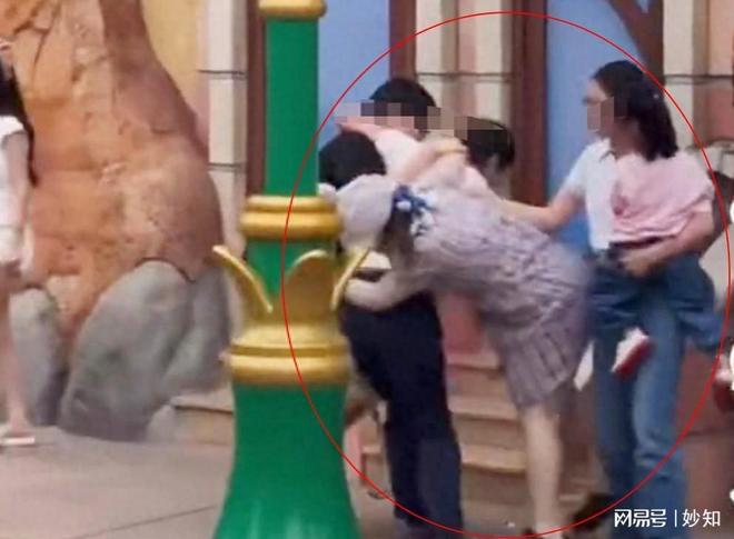 者爆细节原因披露警方通报来了上海迪士尼情侣打架后续：目击
