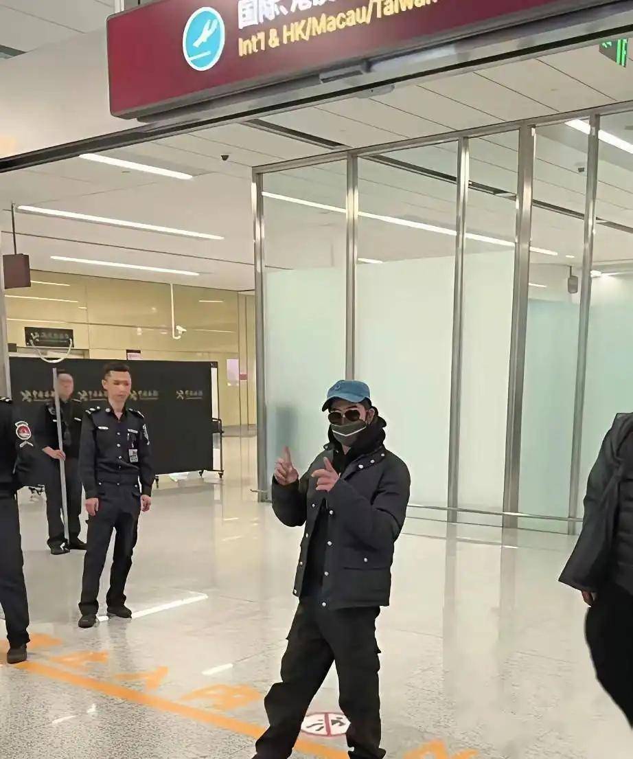 和年龄全是梗同框画面简直绝了郭富城随方媛回安徽过年这身高(图2)